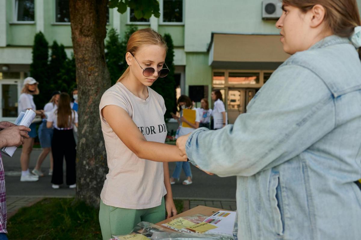 Молодая девушка в кабинете педиатра для медицинского осмотра